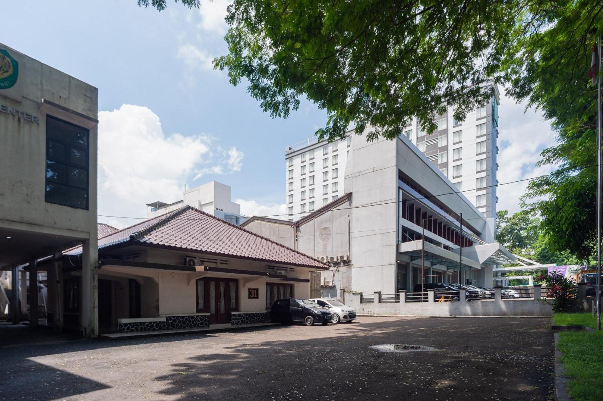 Reddoorz Plus Near Rs Pmi Bogor Kültér fotó